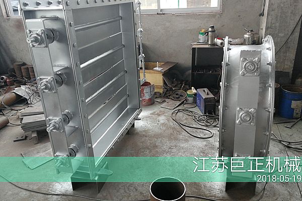 方形擋板門（寬7m），制作后期噴漆進(jìn)行中